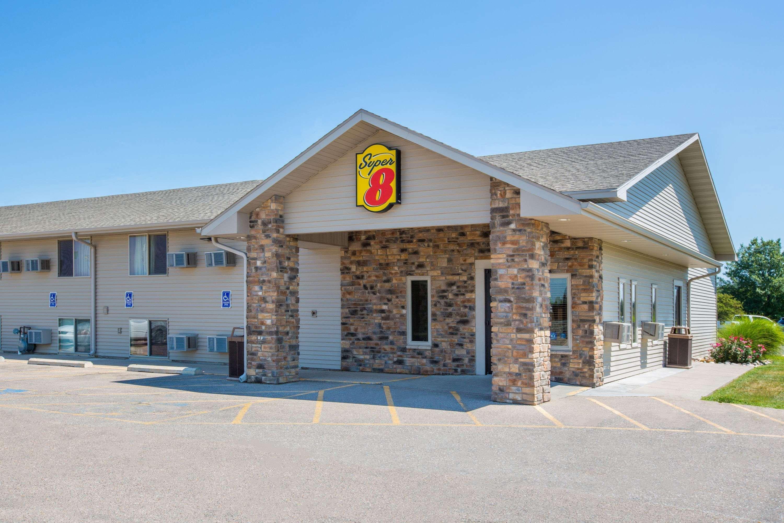 Super 8 By Wyndham Kearney Motel Exterior photo